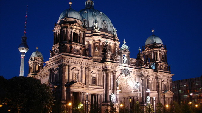 1280px-Dom_Berlin_abends
